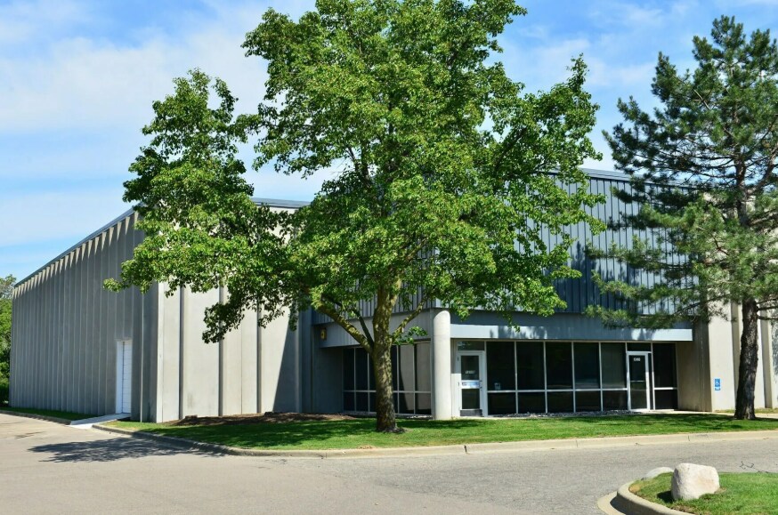 13106-13114 Waco Ct, Livonia, MI à louer - Photo du bâtiment - Image 2 de 7