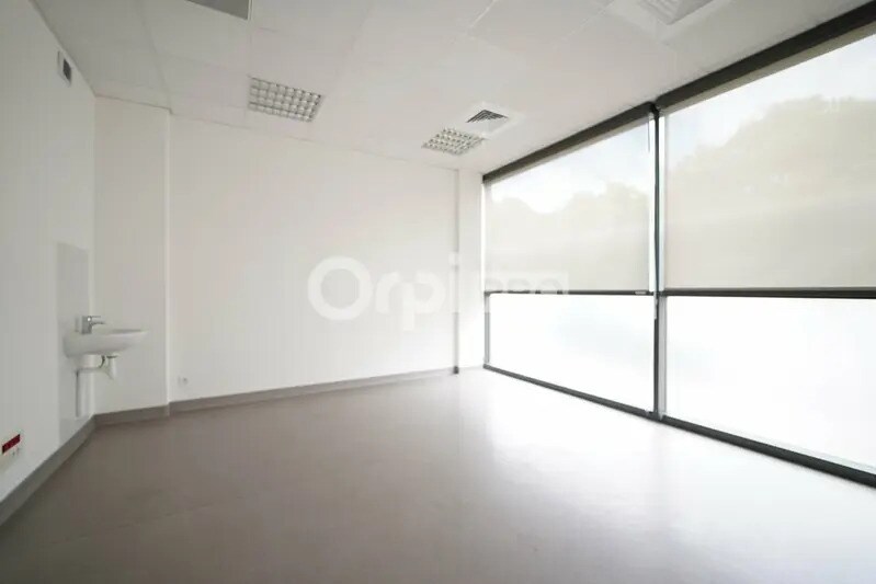 Office in Vaulx-en-Velin for sale - Interior Photo - Image 2 of 12