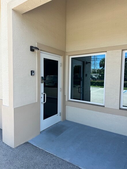 2131-2141 SW Conant Ave Port, Port Saint Lucie, FL for lease - Building Photo - Image 3 of 10