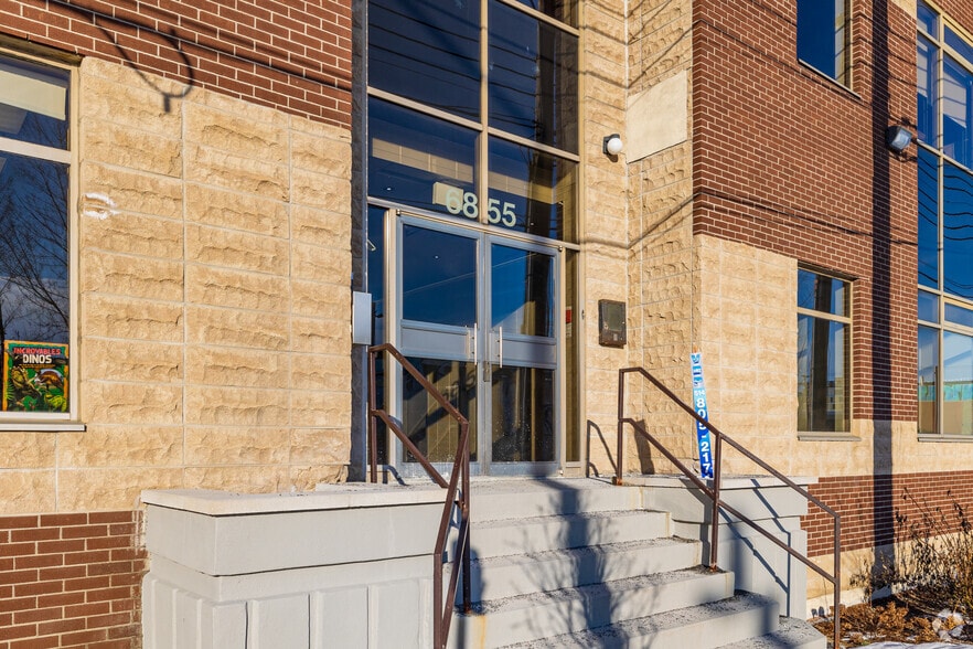 6855 Av De L'épée, Montréal, QC à louer - Photo du bâtiment - Image 3 de 22