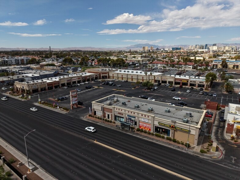 4131-4161 S Eastern Ave, Las Vegas, NV à louer - Photo du bâtiment - Image 2 de 12