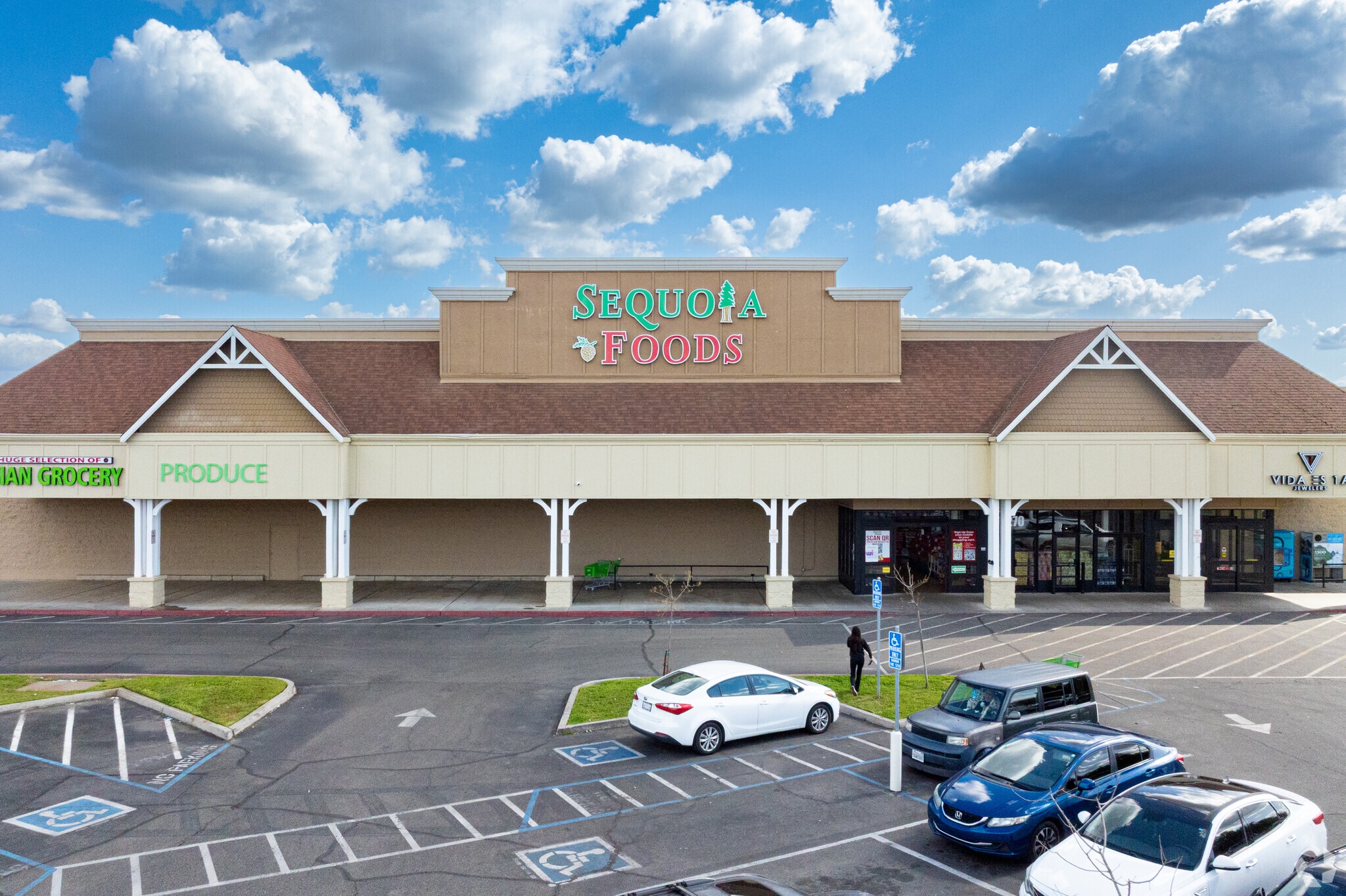 2270 E El Monte Way, Dinuba, CA for lease Primary Photo- Image 1 of 22