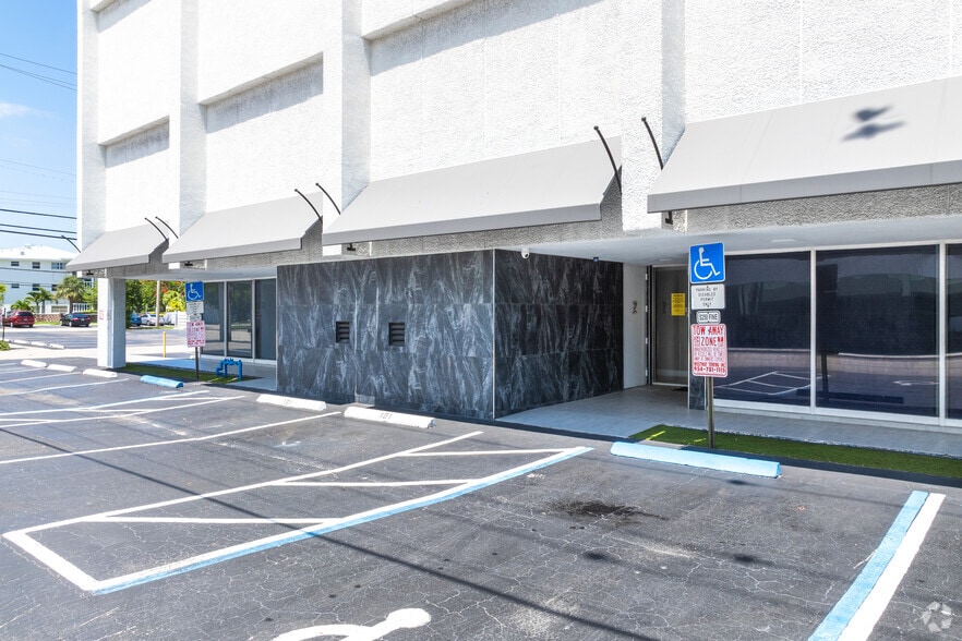 2425 E Commercial Blvd, Fort Lauderdale, FL for lease - Building Photo - Image 3 of 16