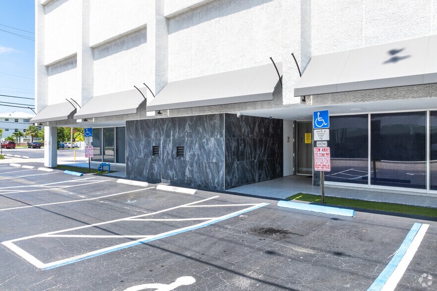 2425 E Commercial Blvd, Fort Lauderdale, FL à louer - Photo du bâtiment - Image 3 de 16