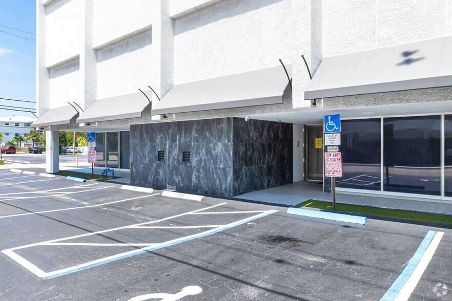 2425 E Commercial Blvd, Fort Lauderdale, FL à louer - Photo du bâtiment - Image 3 de 14