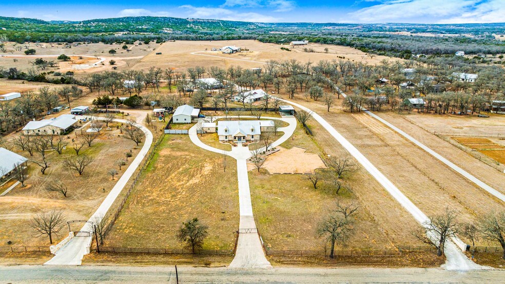 1111 Kneese Rd, Fredericksburg, TX for sale - Building Photo - Image 1 of 1