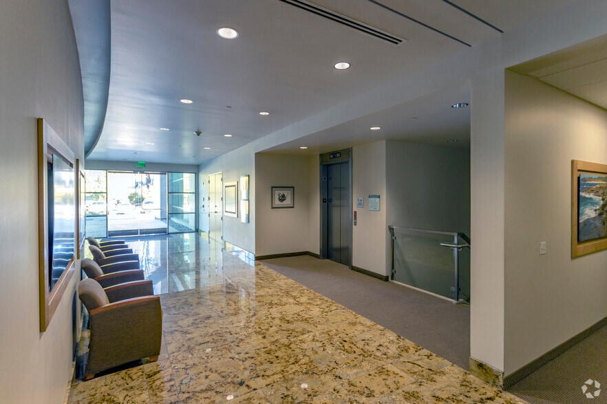 9685 Via Excelencia, San Diego, CA for lease - Lobby - Image 2 of 10