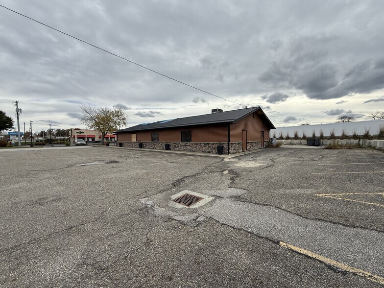 15585 W High St, Middlefield, OH à louer - Photo du bâtiment - Image 3 de 6