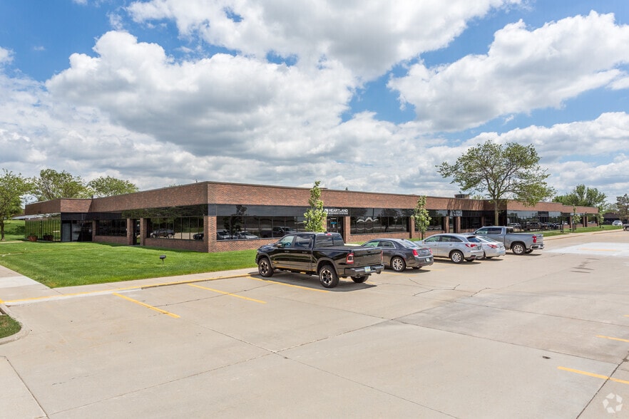 4300-4398 NW 114th St, Urbandale, IA à louer - Photo du bâtiment - Image 2 de 11