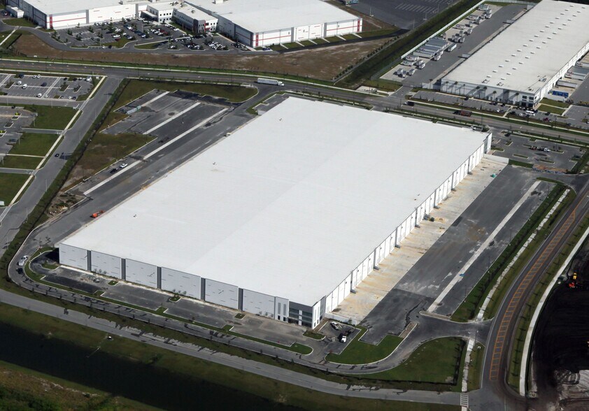 SW Becker Rd, Port Saint Lucie, FL à louer - Photo du bâtiment - Image 2 de 9