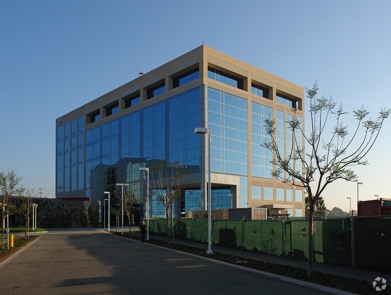 19520 Jamboree Rd, Irvine, CA à louer - Photo du bâtiment - Image 2 de 30