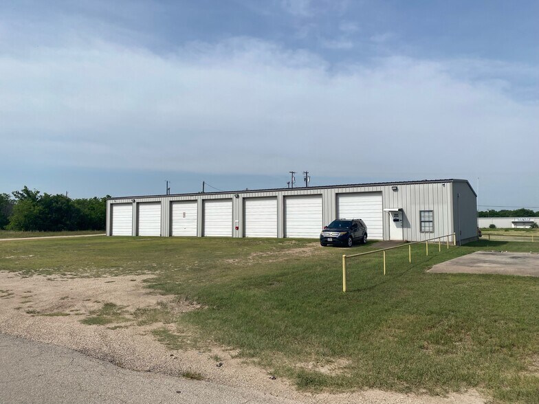 104 N Arthur St, McGregor, TX à louer - Photo du bâtiment - Image 2 de 9