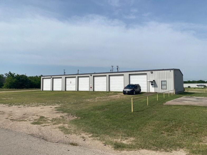 104 N Arthur St, McGregor, TX à louer - Photo du bâtiment - Image 2 de 9