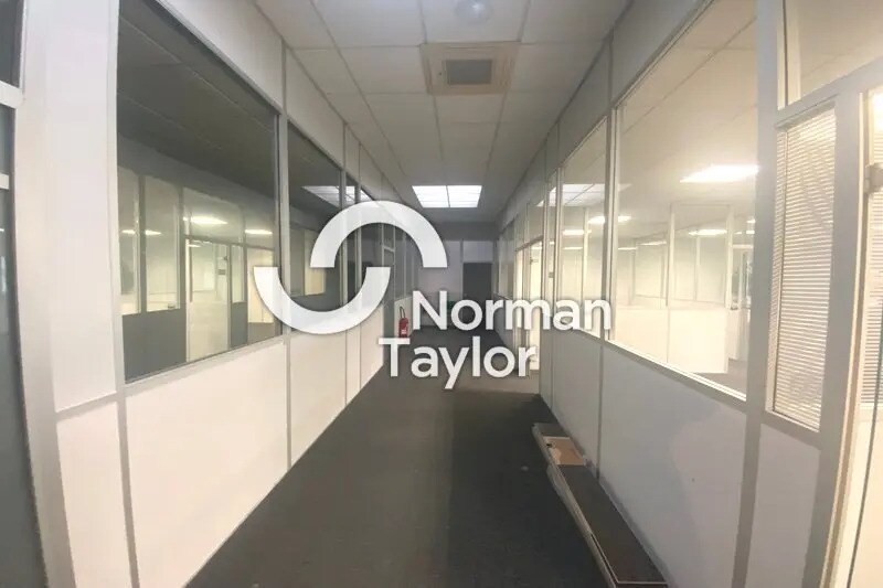 Office in Mauguio for lease - Interior Photo - Image 2 of 9