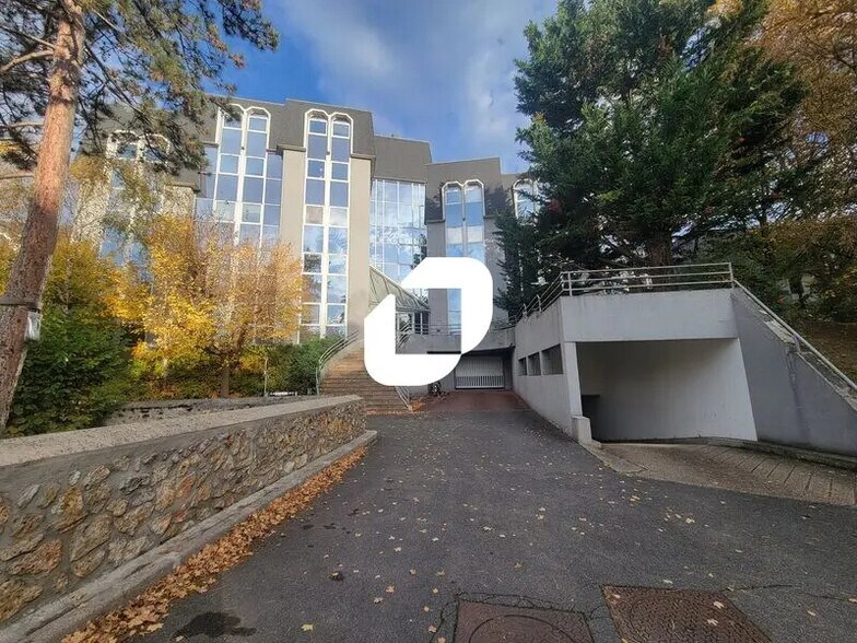 Office in Orsay for lease - Building Photo - Image 1 of 10