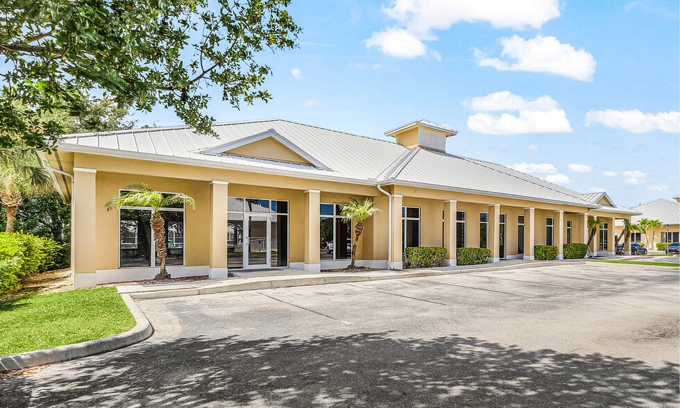 9705 Commerce Center Ct, Fort Myers, FL à vendre - Photo du bâtiment - Image 1 de 8