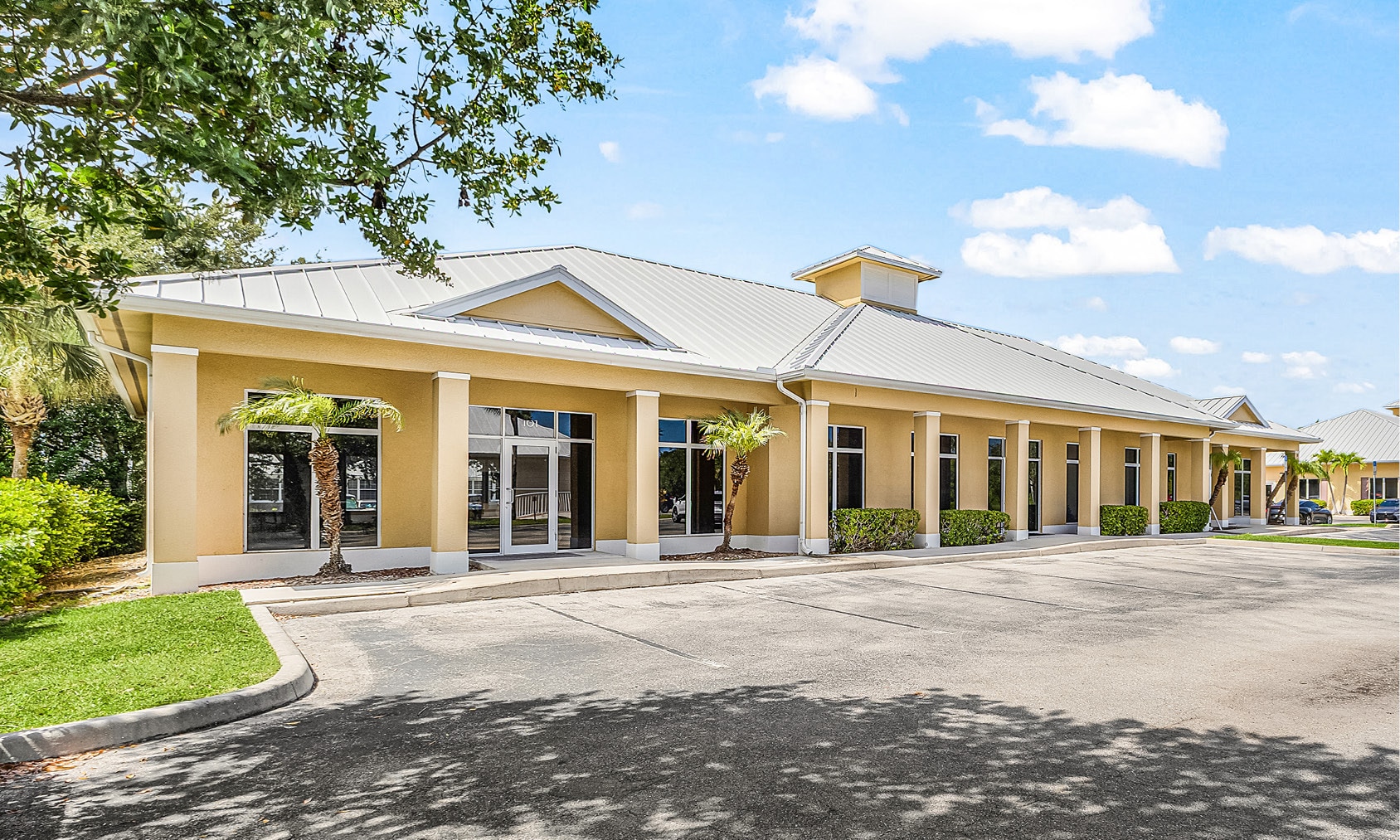 9705 Commerce Center Ct, Fort Myers, FL à vendre Photo du bâtiment- Image 1 de 9