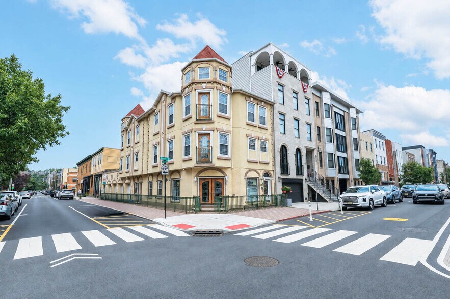 600 Grand St, Hoboken, NJ à vendre - Photo du bâtiment - Image 1 de 125