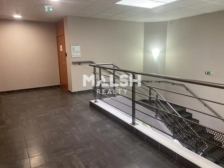 Office in Saint-Priest for lease - Lobby - Image 2 of 11