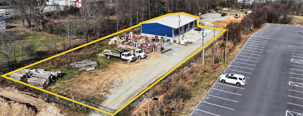 985 Upward Rd, Flat Rock, NC à louer - Photo du bâtiment - Image 2 de 6