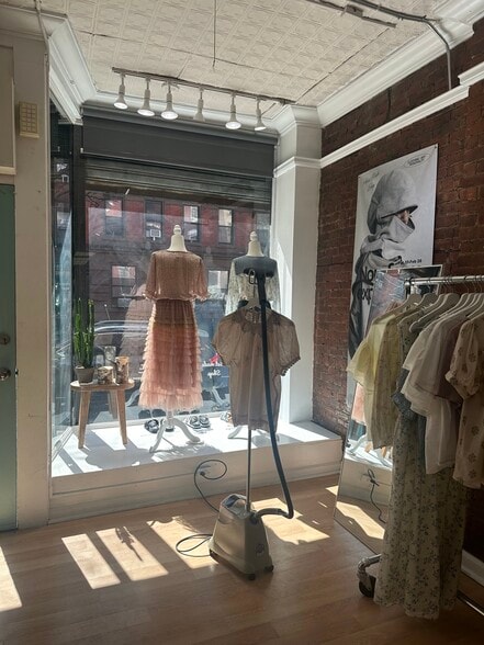 445-447 W 50th St, New York, NY for lease - Building Photo - Image 3 of 10