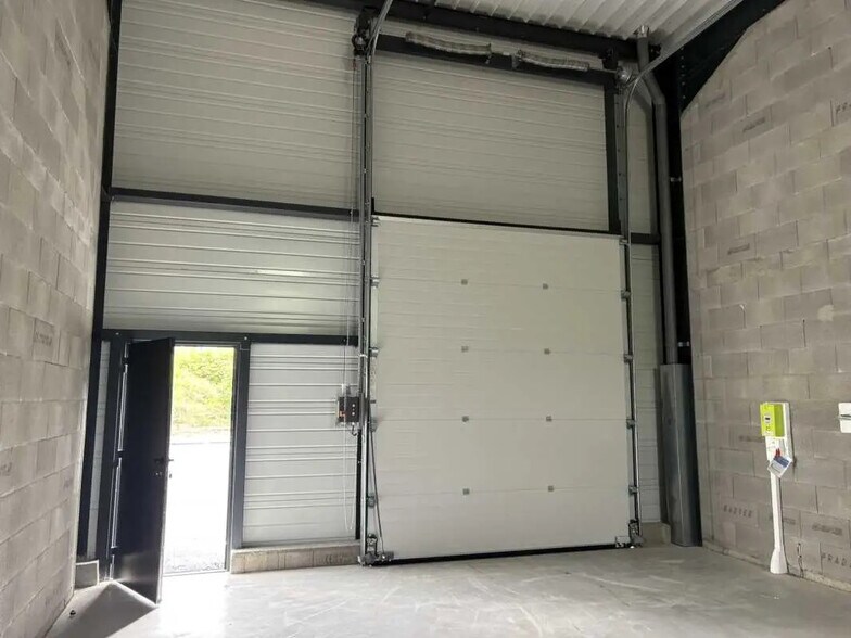 Flex in Saint-Germain-Nuelles for lease - Building Photo - Image 3 of 11