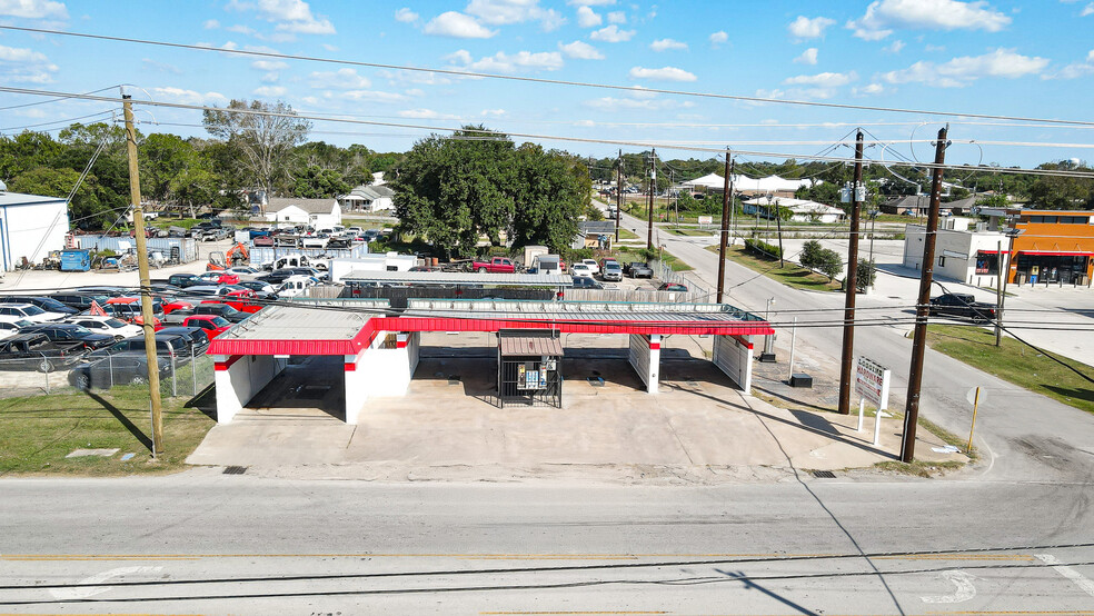 605 N Main St, Highlands, TX à vendre - Photo principale - Image 1 de 1