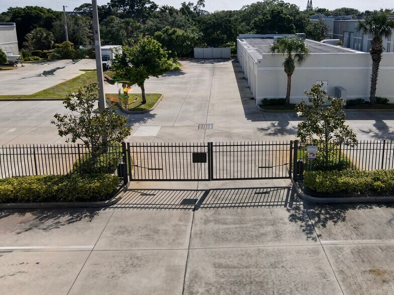 2230 12th Ave, Vero Beach, FL à louer - Photo du bâtiment - Image 2 de 2