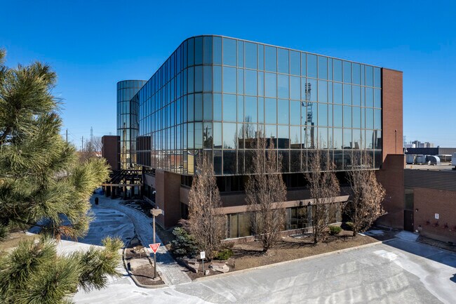 Plus de détails pour 25 Bethridge Rd, Toronto, ON - Industriel à louer