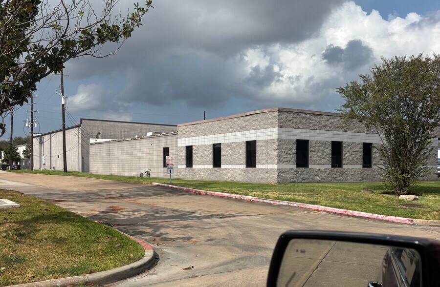 12810 Century Dr, Stafford, TX à louer - Photo du bâtiment - Image 2 de 39