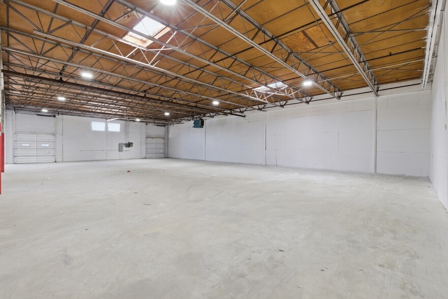 13908-13910 Distribution Way, Farmers Branch, TX for lease - Interior Photo - Image 3 of 9