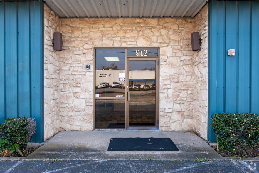 912 E Walnut St, Garland, TX for lease - Building Photo - Image 3 of 20