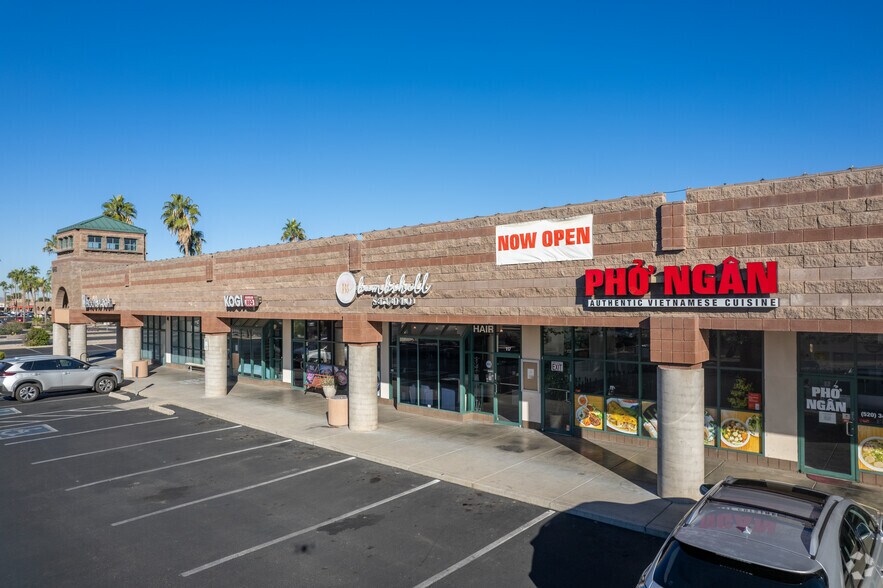 4951 E Grant Rd, Tucson, AZ à louer - Photo du bâtiment - Image 2 de 5