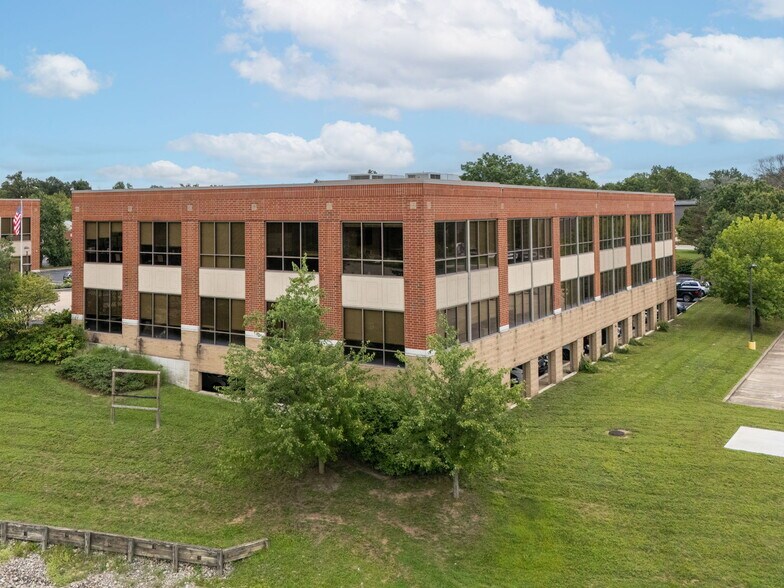 4755 Lake Forest Dr, Blue Ash, OH à louer - Photo du bâtiment - Image 3 de 10
