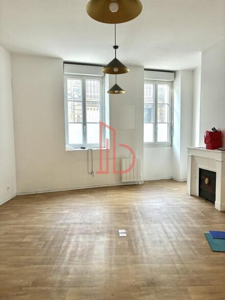 Office in Bordeaux for lease - Interior Photo - Image 1 of 5