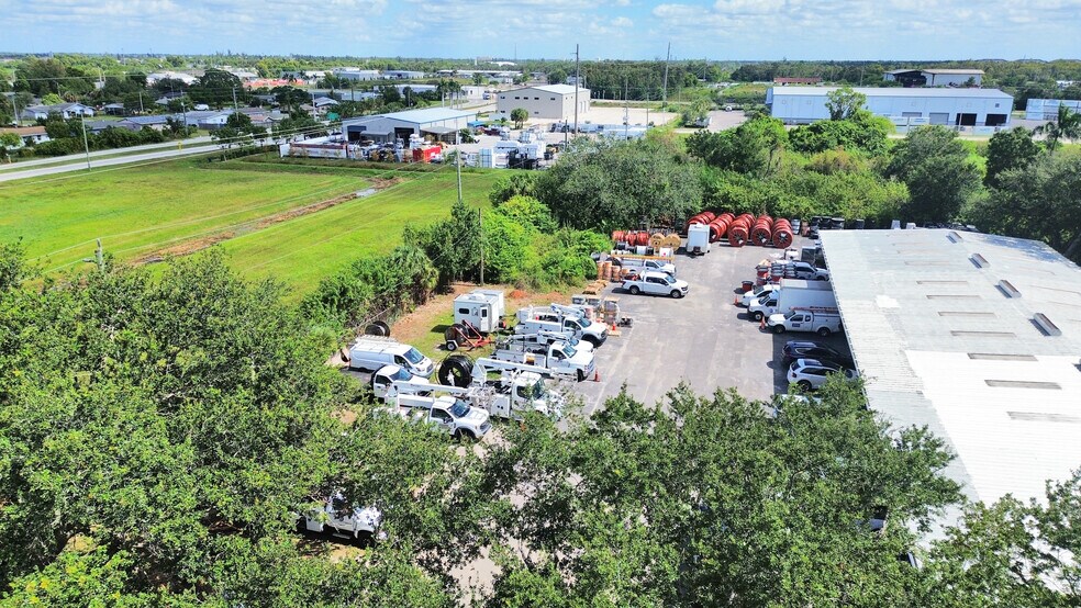 3526 Work Dr, Fort Myers, FL à louer - Photo du bâtiment - Image 3 de 8