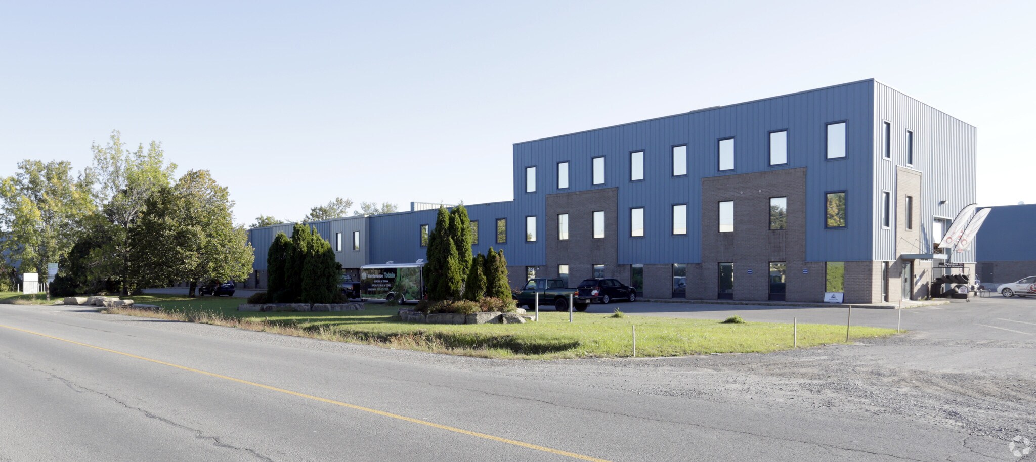 576-604 Boul Industriel, St-Eustache, QC for sale Primary Photo- Image 1 of 1
