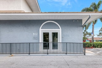 550 SE Port St Lucie Blvd, Port Saint Lucie, FL à louer Photo intérieure- Image 1 de 3