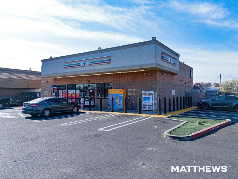 3225 Mchenry Ave, Modesto, CA à vendre - Photo du bâtiment - Image 2 de 2