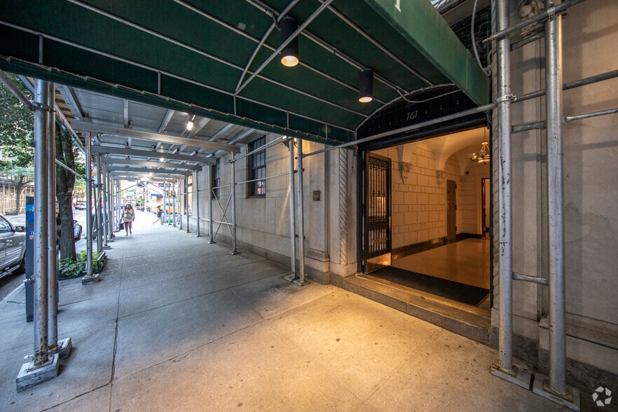 321 Amsterdam Ave, New York, NY for lease - Building Photo - Image 2 of 8