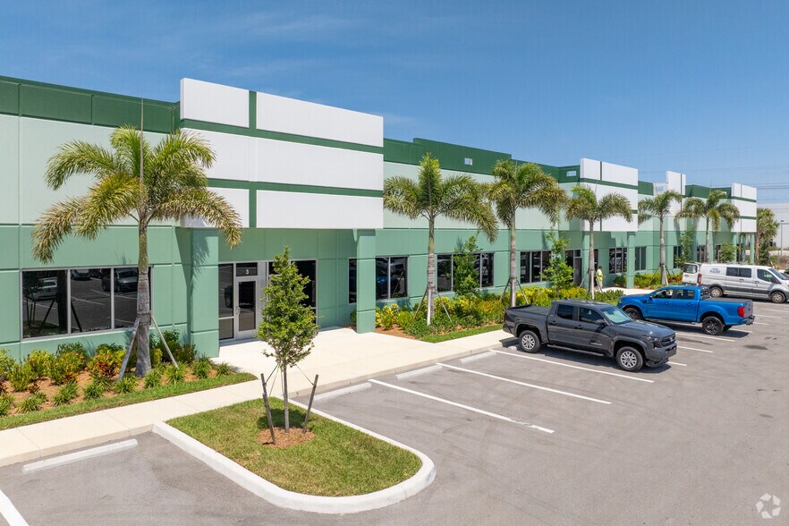 9125 Links Commons Dr, Fort Myers, FL à louer - Photo du bâtiment - Image 3 de 5