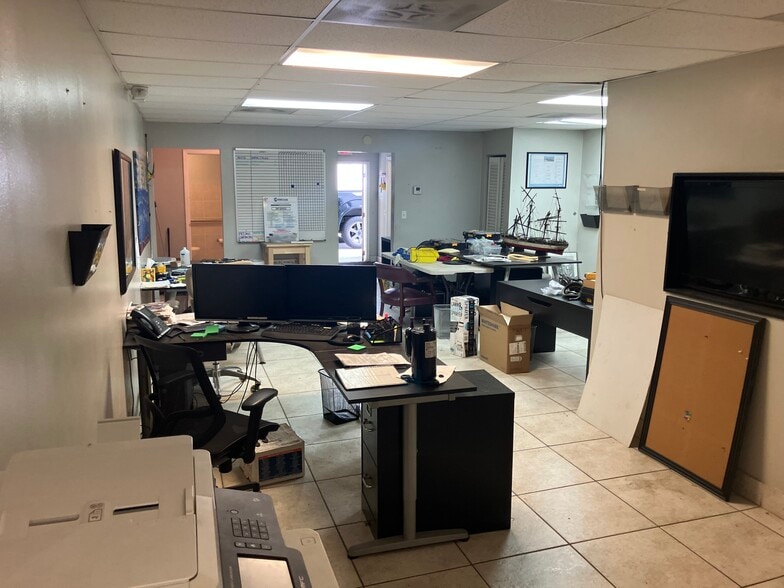 3160 NE 3rd Ave, Oakland Park, FL for lease - Building Photo - Image 3 of 8