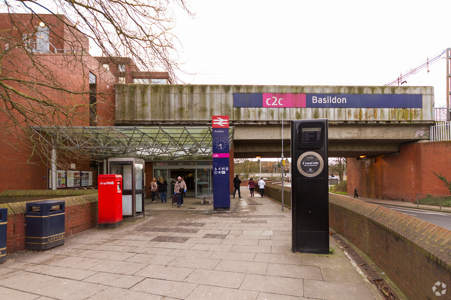 Station Way, Basildon à louer - Photo principale - Image 1 de 4