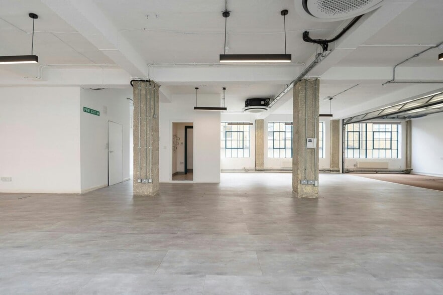 29-31 Saffron Hl, London for lease - Building Photo - Image 1 of 7
