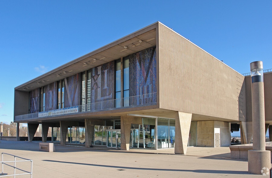750 N Lincoln Memorial Dr, Milwaukee, WI for lease - Building Photo - Image 1 of 15