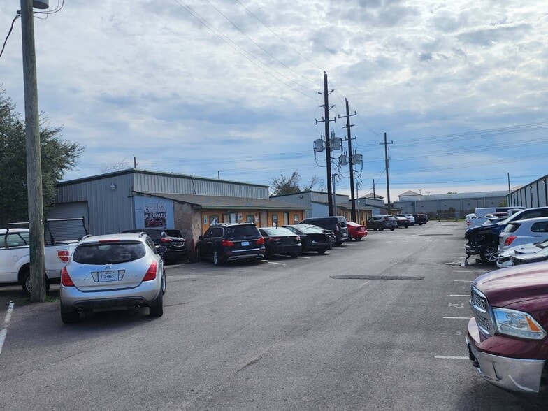 18035-18037 W Little York Rd. portefeuille de 18 propriétés à vendre sur LoopNet.ca - Photo du bâtiment - Image 3 de 9