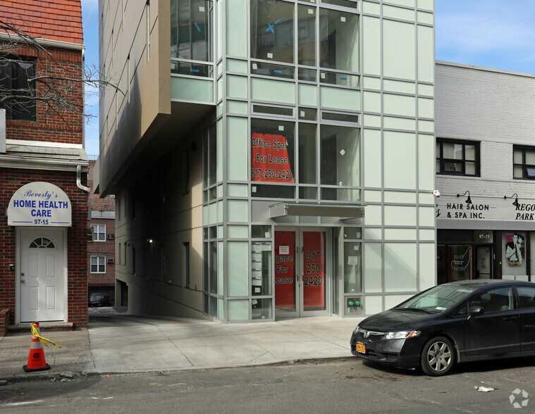 9717 64th Rd, Rego Park, NY à louer - Photo du bâtiment - Image 2 de 15