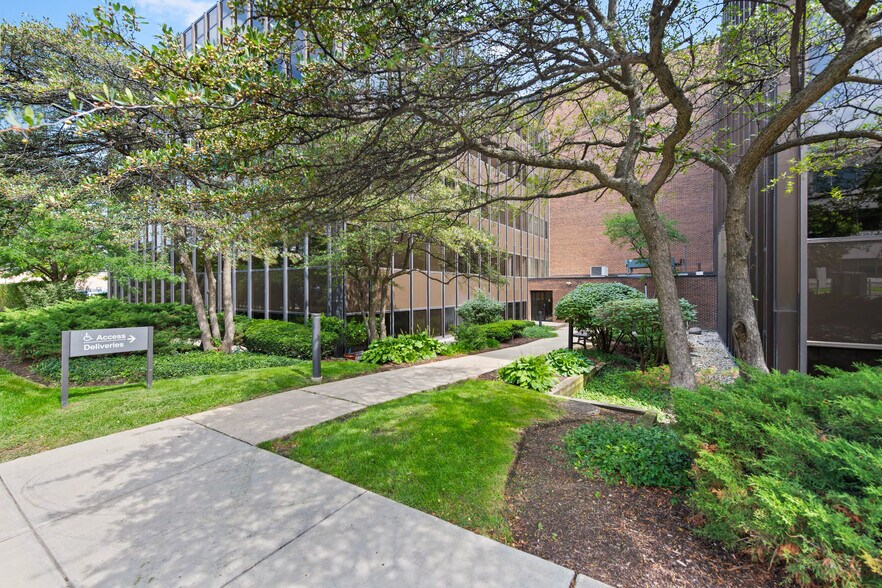 1400 E Touhy Ave, Des Plaines, IL à louer - Photo du bâtiment - Image 2 de 10