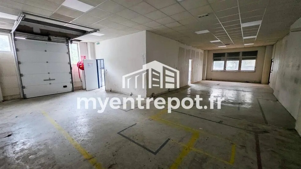 Flex in Marseille for lease - Interior Photo - Image 1 of 9