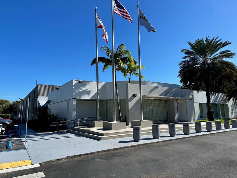 16175 NW 49th Ave, Hialeah, FL à louer - Photo du bâtiment - Image 3 de 10